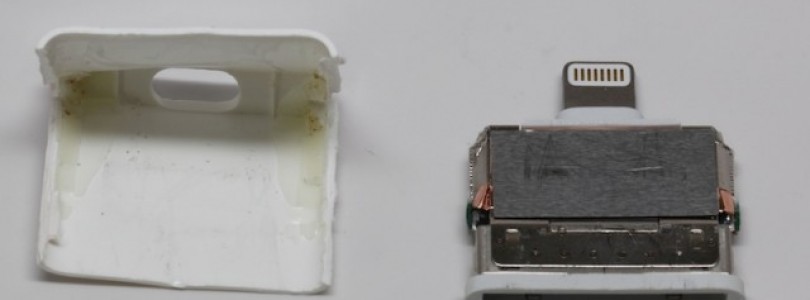 Zo ziet de Lightning adapter er van de binnenkant uit: veel lijm en chips