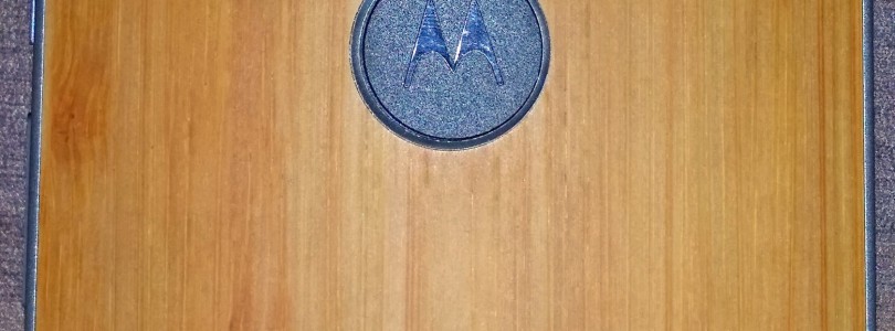 Houten Motorola Moto X+1 poseert voor camera