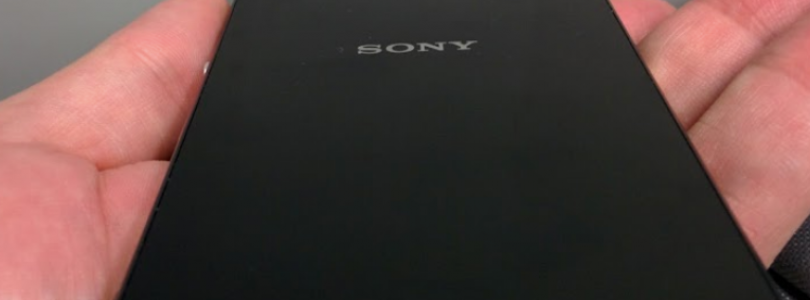 Achterkant en zijkant van Sony Xperia Z3 te zien op foto’s