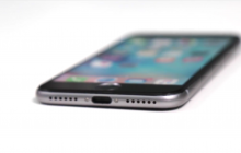 Foto toont iPhone 7 voorkant met 2 sensoren en aangepaste oorspeaker